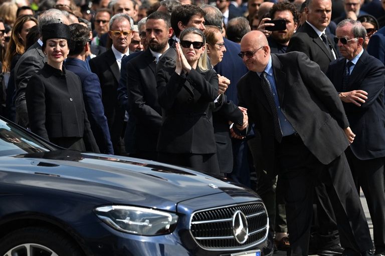 Los hijos de Silvio Berlusconi en su funeral