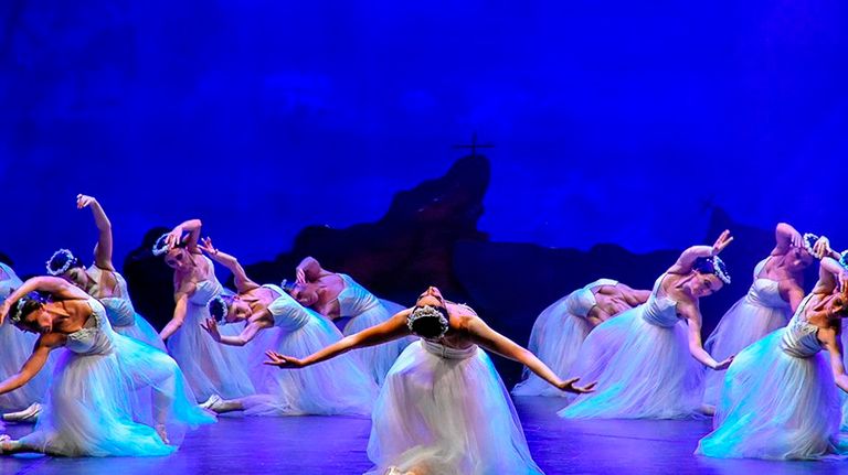 Giselle, todas las bailarinas en el escenario
