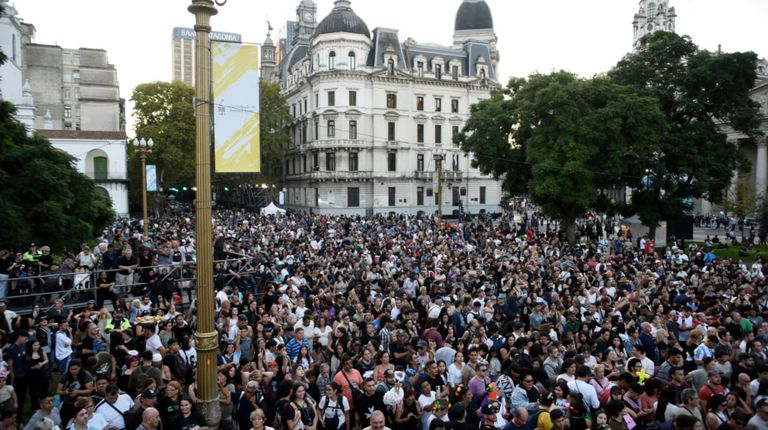 Una multitud recordó a Francisco con música y alegría junto al padre Guillerme en Plaza de Mayo.