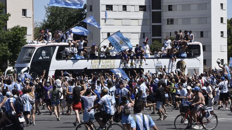 Los campeones del Mundo rumbo al obelisco