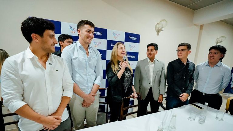 Karina junto a la juventud libertaria en Córdoba