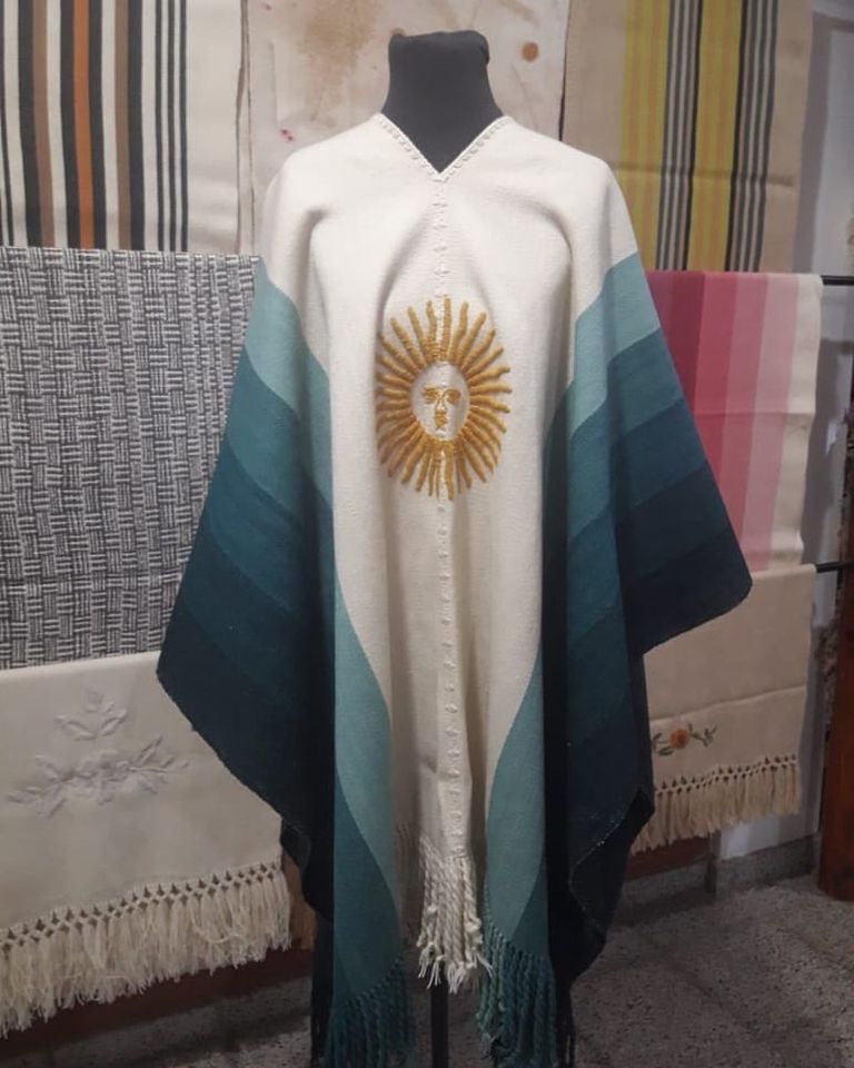 Lisandro Martínez y su poncho 100% argentino: la historia detrás de la prenda viral