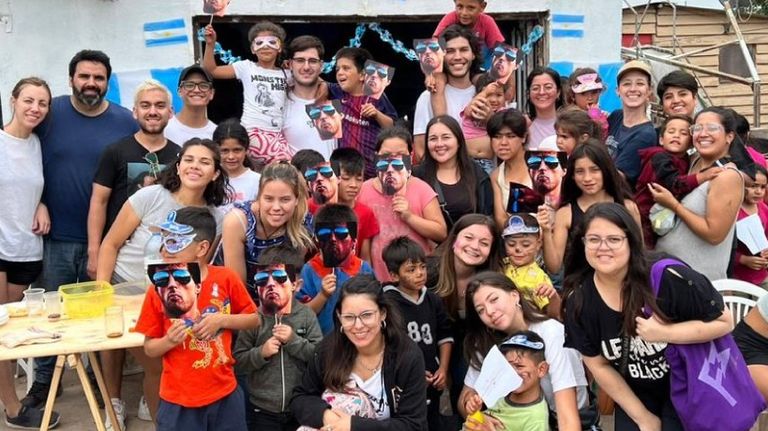 Asado Solidario en barrio comercial