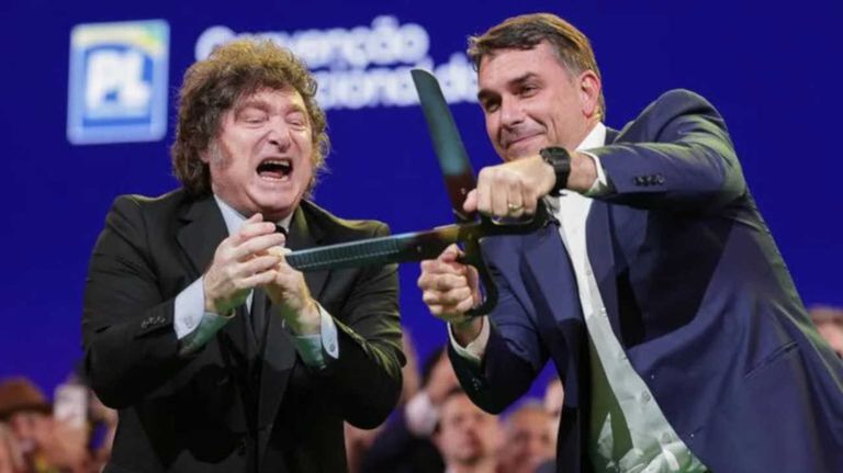 Javier Milei respaldó la candidatura presidencial de Flávio Bolsonaro en Brasil