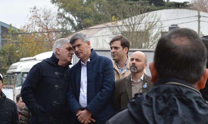 Passerini recibe un concejo de Llaryora al oido