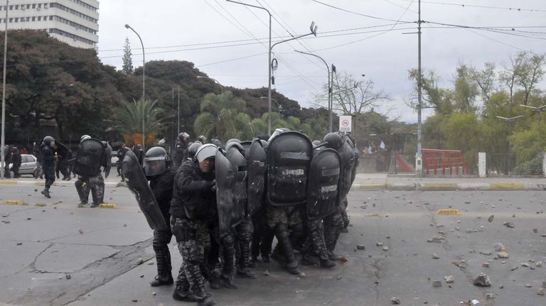 Disturbios frente a la legislatura en Jujuy