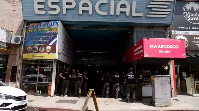 Policia en Galeria Espacial