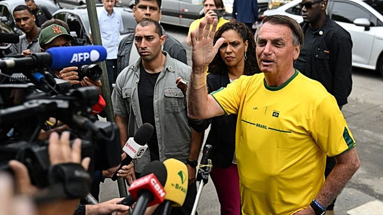 El presidente Jair Bolsonaro, votando en las elecciones en Río de Janeiro.