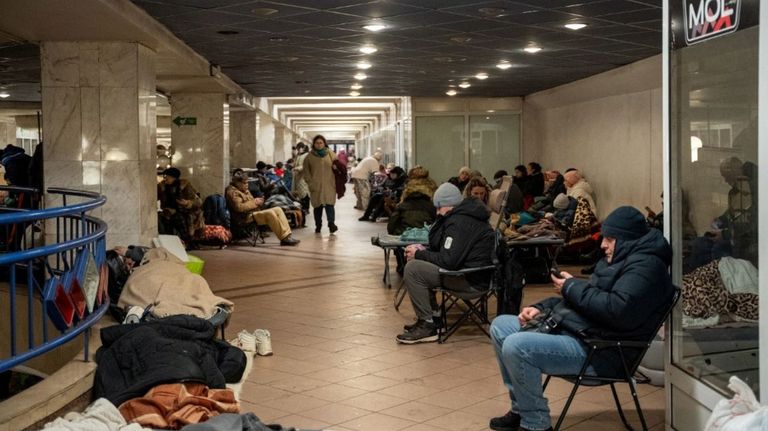 Ciudadanos ucranianos refugiados en una estación de subte en Kiev ante los ataques rusos de este viernes