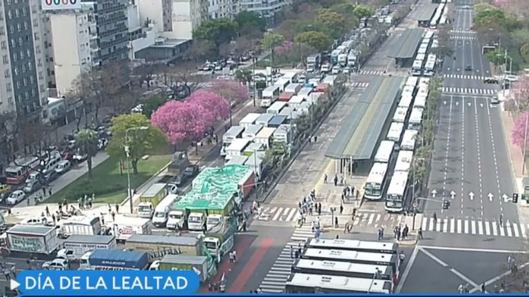 La postal matinal de la avenida 9 de Julio, por la movilización de un sector de la CGT en este 17 de octubre.