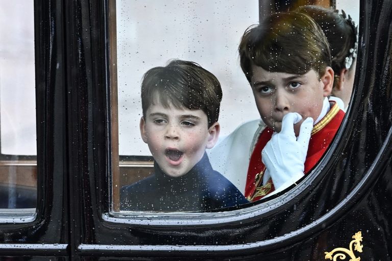 Gestos, charlas y bostezos de la princesa Carlota junto al príncipe Luis en la coronación de su abuelo