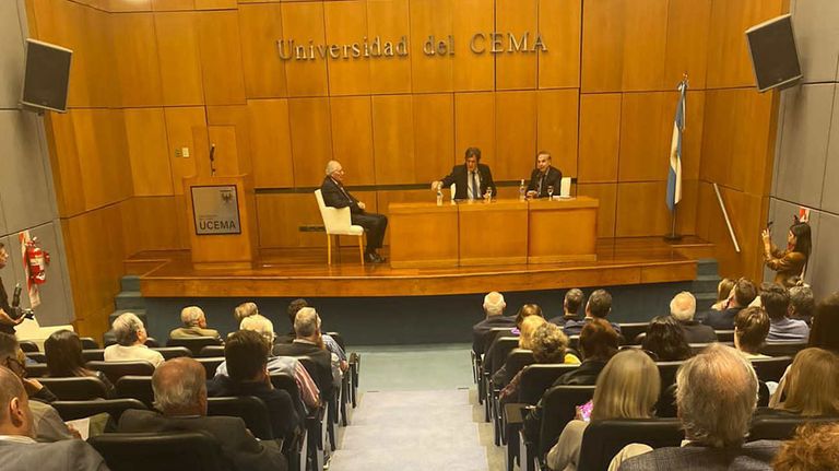 Pichetto al participar de un evento para candidatos de UCEMA 20230427