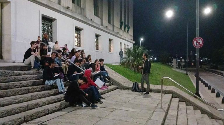 Profesores de la UBA dictaron clases al aire libre 20240404