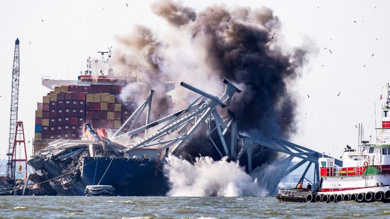 Puente de Baltimore volado en demolición controlada