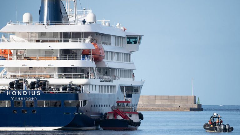 El MV Hondius, el crucero con el brote de hantavirus, desembarcó a sus pasajeros en Canarias, España.