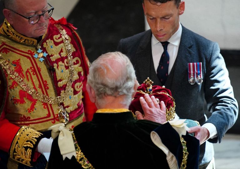 Quién es el duque de Hamilton y Brandon, el encargado de presentar al rey Carlos III la Corona de Escocia