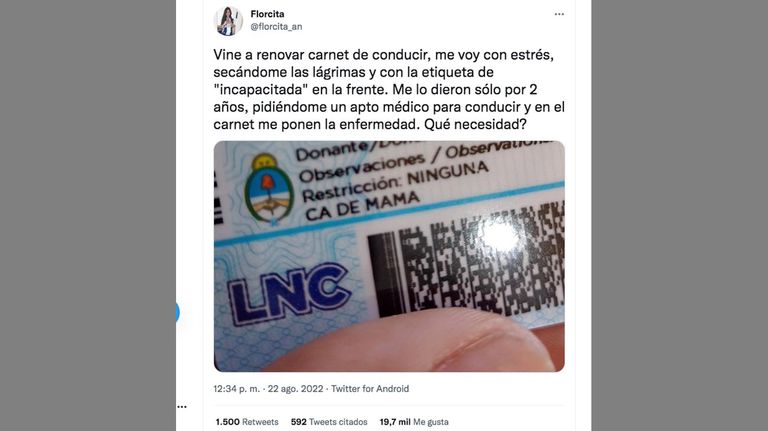 le dieron el carnet de conducir y le pusieron que sufrió cáncer de mama.