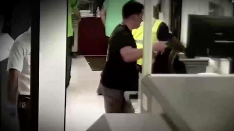 El sujeto que trabajaba en el área de descarga de equipaje y seguridad de la terminal realizó varias piruetas y se burló de los controladores aéreos antes de quitarse la vida