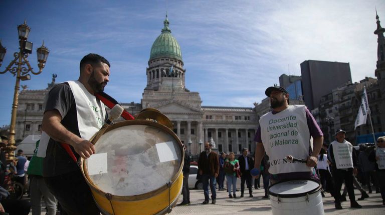 Marcha de estudiantes y docentes frente al Congreso