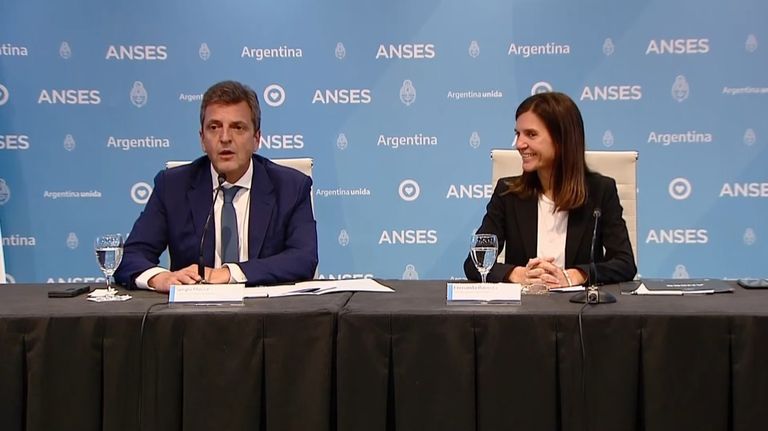 ministro de Economía de la Nación, Sergio Massa, y la titular de la ANSES, Fernanda Raverta