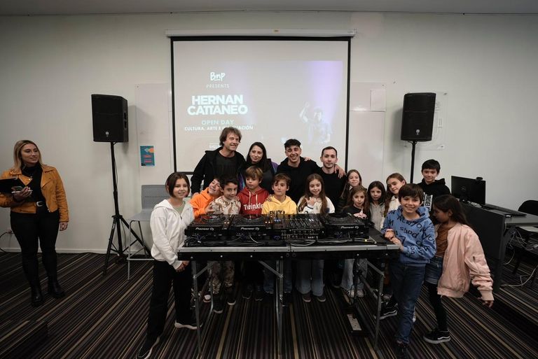 Hernan Cattaneo en Córdoba junto a alumnos