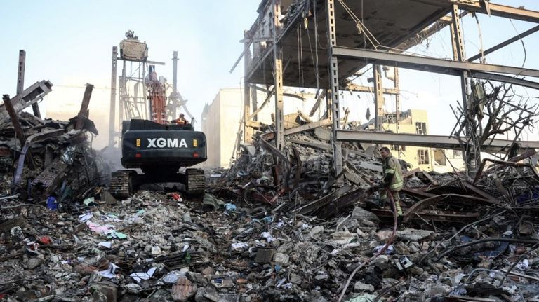 Un bombero iraní inspecciona los escombros de un edificio residencial en Teherán luego del ataque de Estados Unidos e Israel