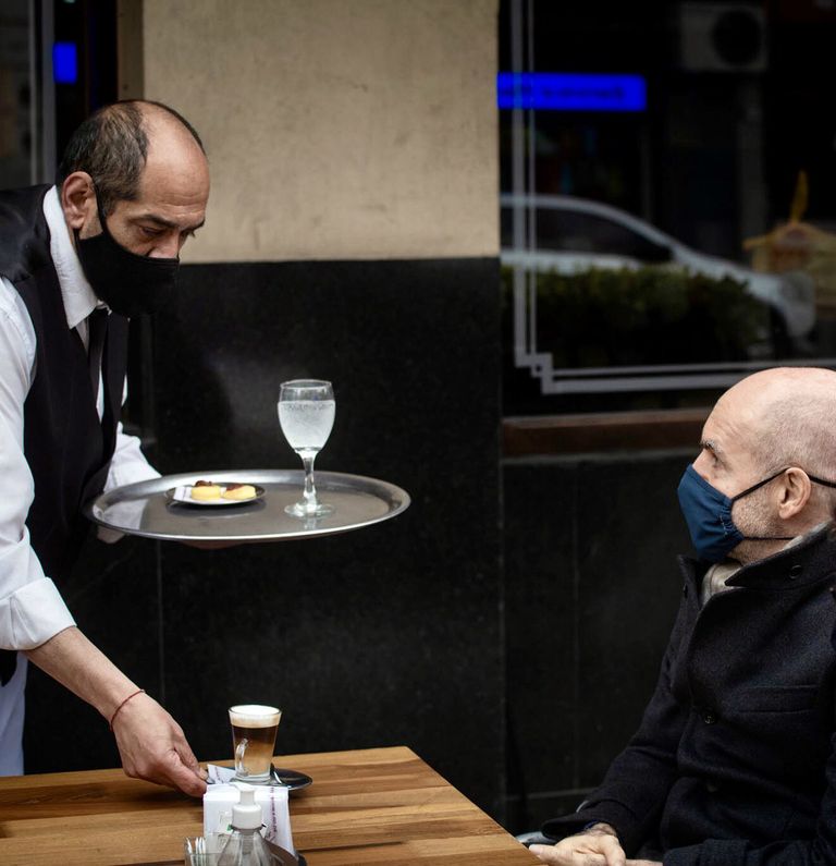 Larreta al presentar el nuevo servicio protocolizado en bares y restaurantes.