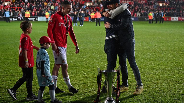 Wrexham, el club que compró el actor Ryan Reynolds, ascendió a la cuarta división del fútbol inglés.