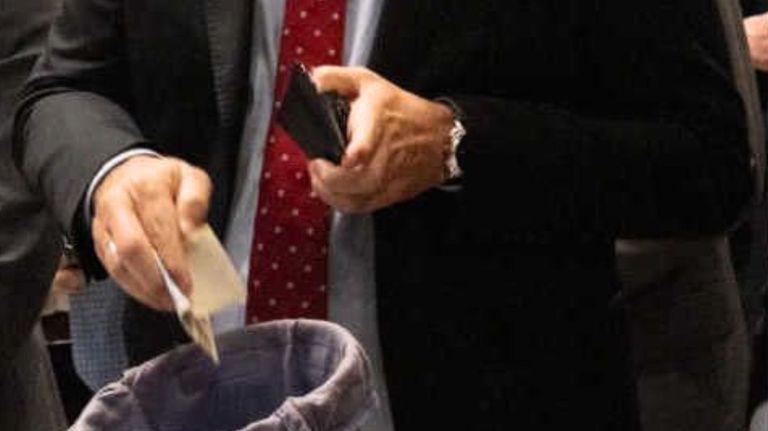 La mano que paga: el diezmo de Manuel Adorni - Memes