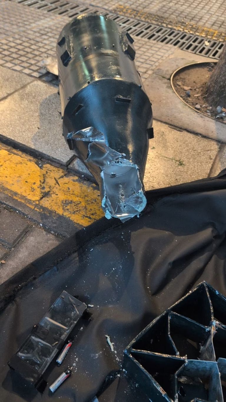 La réplica de bomba que dejaron en la puerta de la Cámara Nacional de Apelaciones
