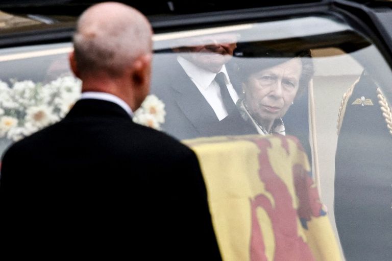 reina Isabel II