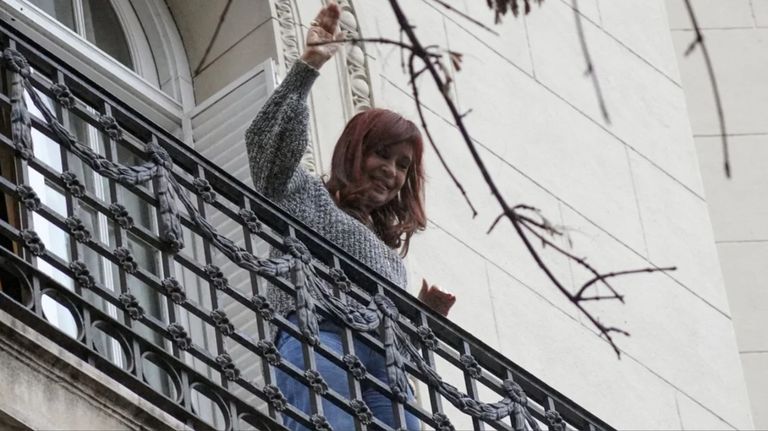 Cristina Kirchner salió al balcón el sábado 14 de junio para saludar a sus seguidores