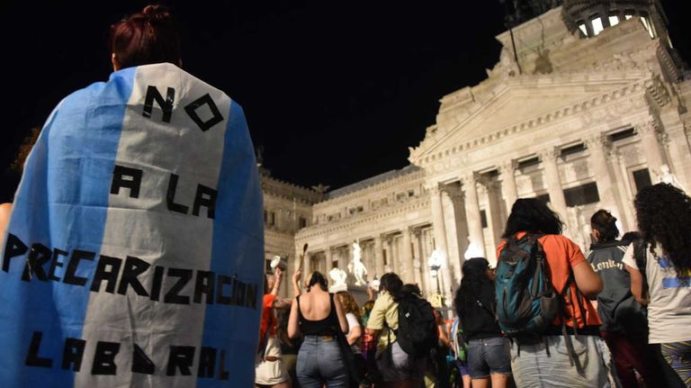 Cacerolazo y marcha en el Congreso 20231221