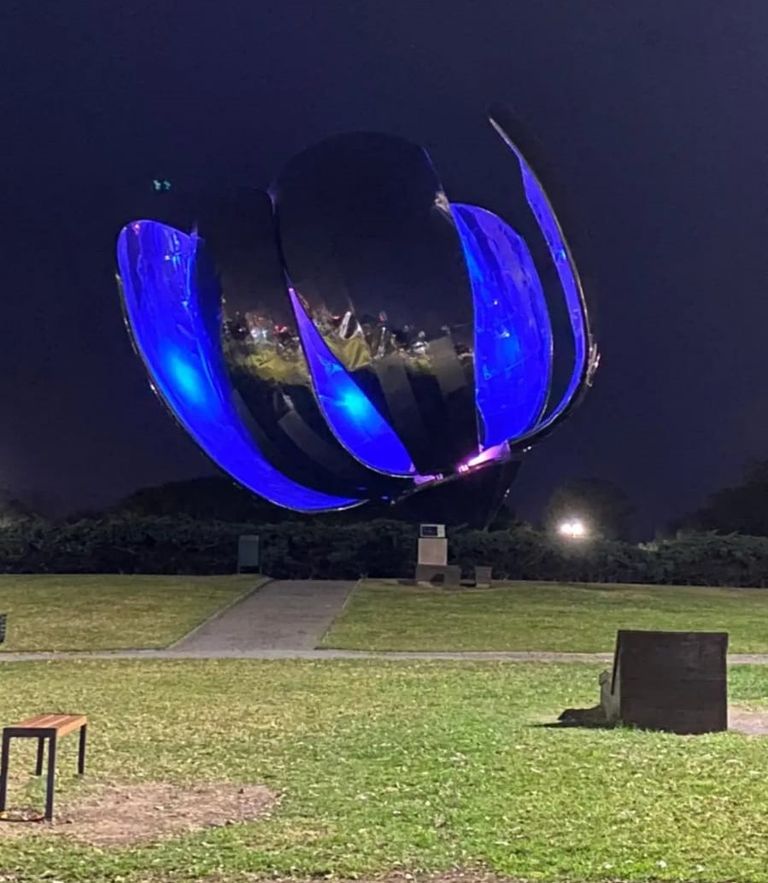 Argentina celebra la independencia de Uruguay y alumbra monumentos de azul