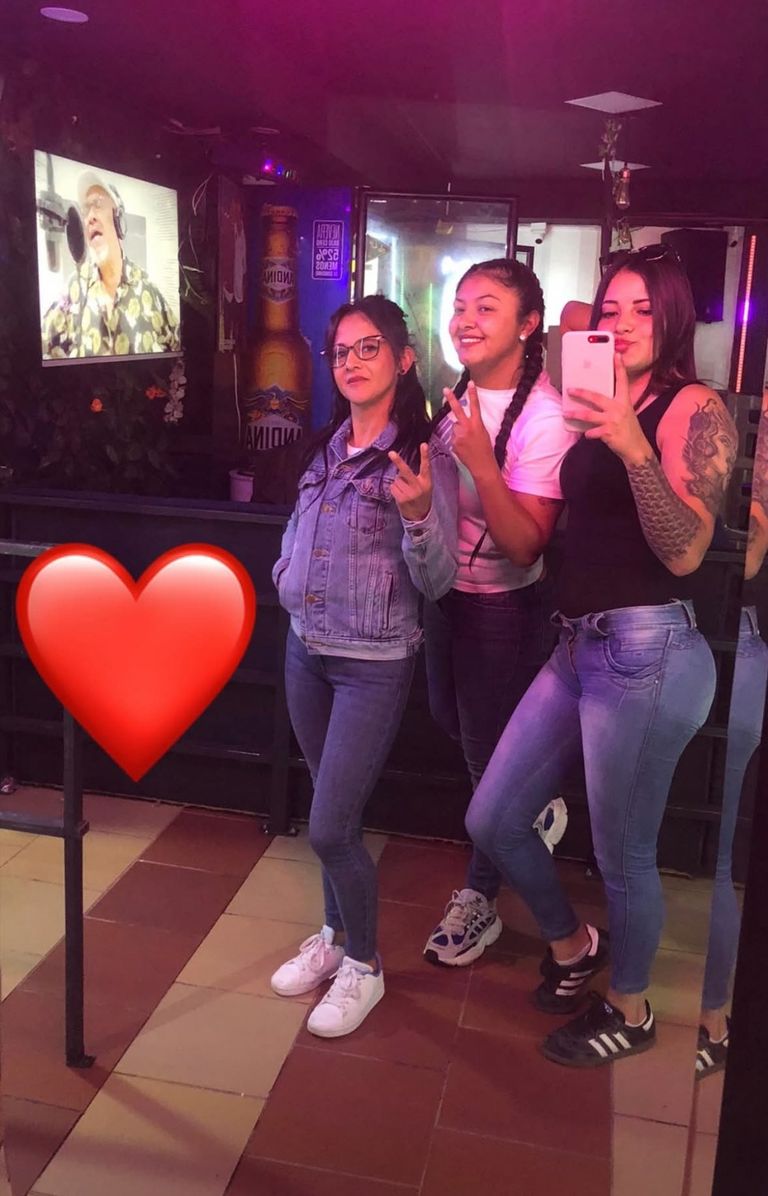 Liceth Martínez Peláez con amigas