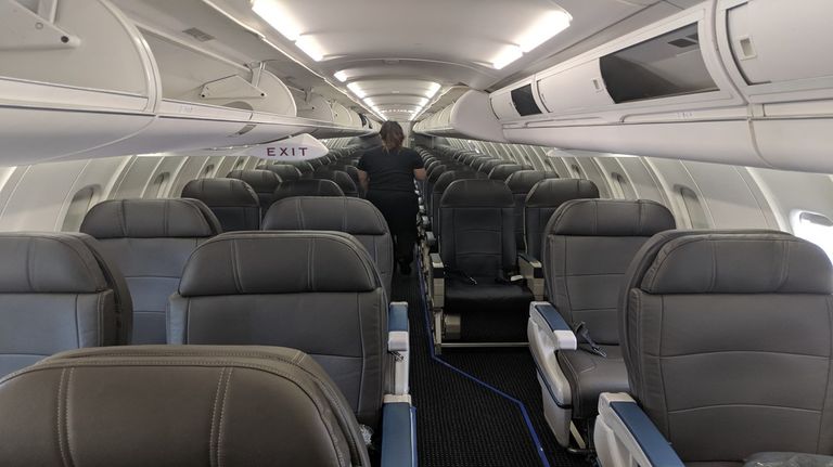 Avión comercial de American Airlines para vuelos de cabotaje, Bombardier CRJ700