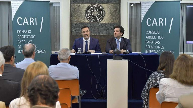 El ministro de Defensa, Luis Petri, y el presidente del CARI, Francisco Santibañes