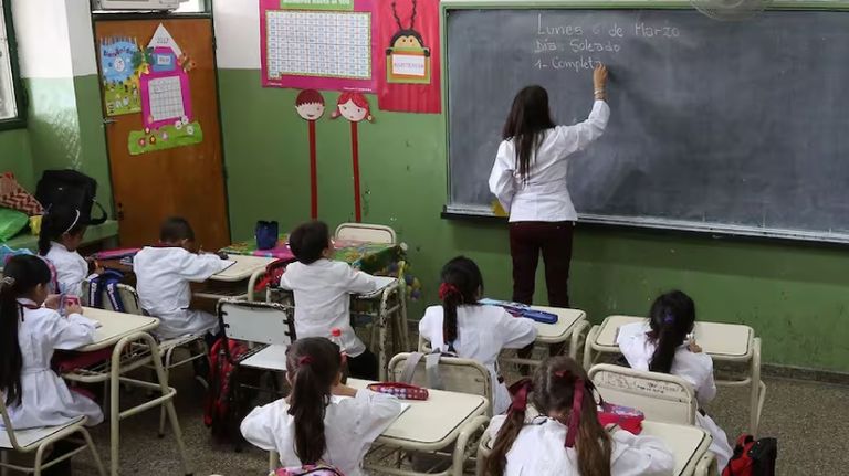 Maestra dando clases