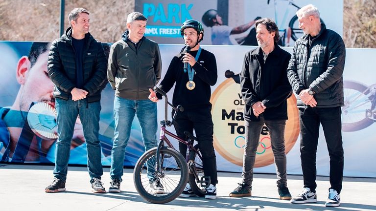 Maligno Torres junto al intendente Passerini y funcionarios provinciales