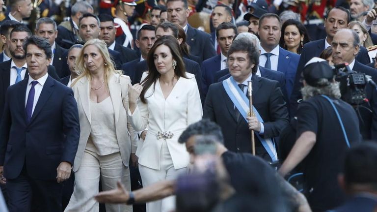 Javier Milei y su gabinete se dirigen a la ceremonia en la Catedral
