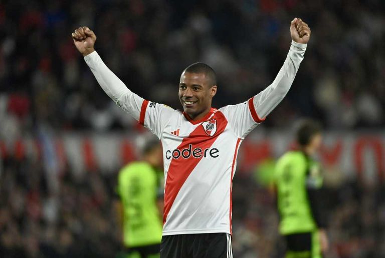 Nicolás De La Cruz festeja el segundo gol de River ante Barracas Central