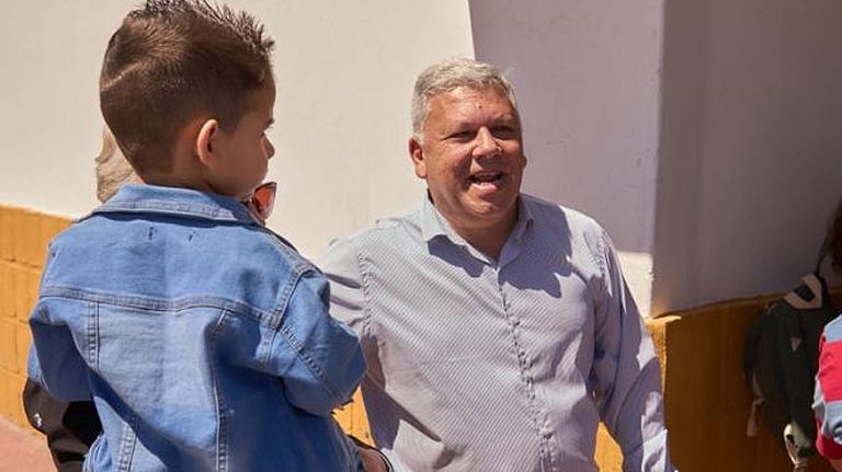 Benedetti junto a chicos en su localidad