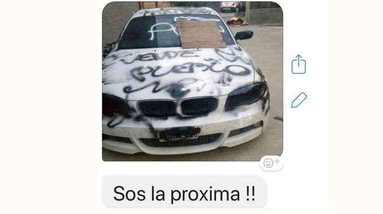 A Roxana Reyes le mandaron fotos de un auto pintado.
