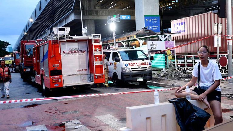 Colisión entre un tren y un autobús, en Bangkok, Tailandia.