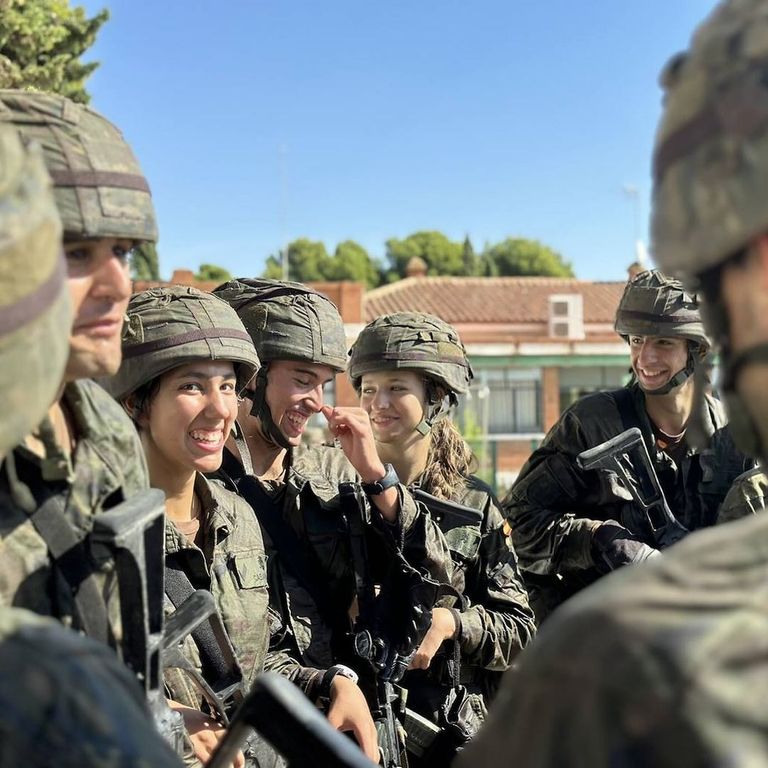 De uniforme, camuflada y armada: la imagenes oficiales de la princesa Leonor en el servicio militar