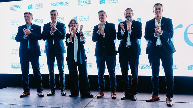 Directos y constructores junto a Intendente