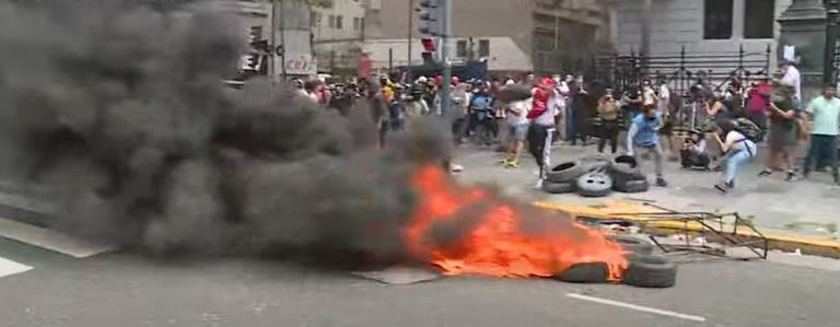 Disturbios frente al Congreso.