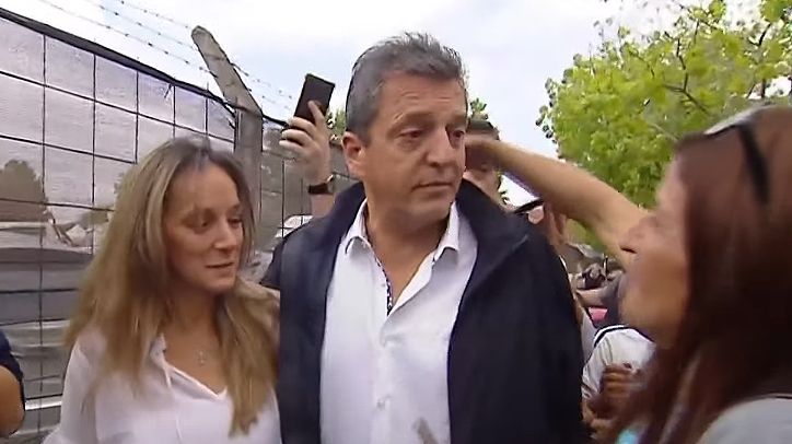 Massa junto a Malena Galmarini, llegando a votar este domingo.