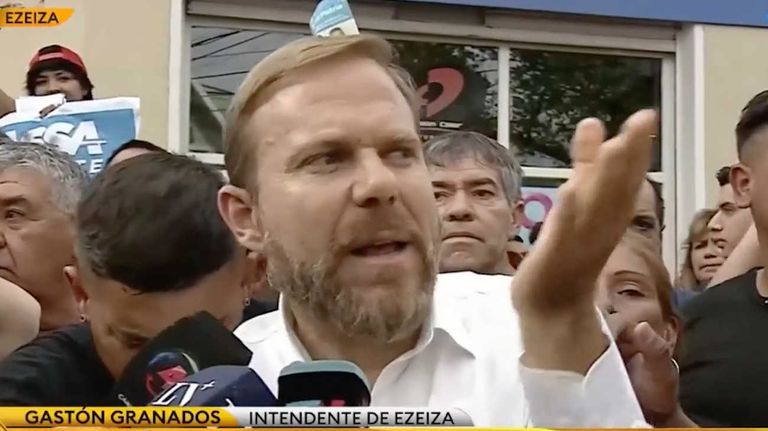 Disturbios en Ezeiza entre militantes de LLA y UxP 20231115