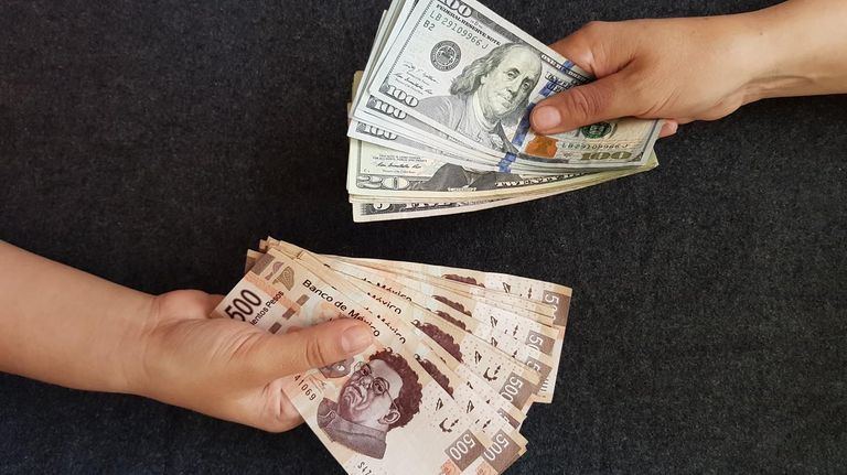 Dólares y pesos mexicanos